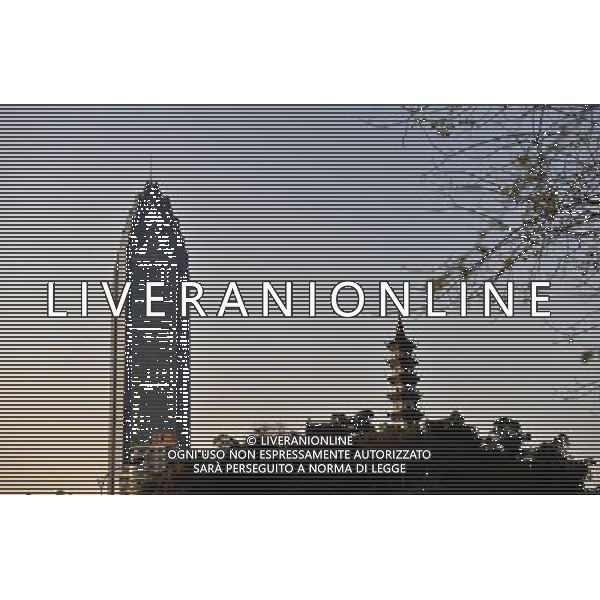 (120328) -- WENZHOU, March 28, 2012 () -- Photo taken on March 28, 2012 shows a business tower and a Chinese pagoda in Wenzhou, east China\'s Zhejiang Province. China has approved plans to set up a pilot zone in the eastern city of Wenzhou to regulate private financing activities, the State Council said Wednesday. The long-awaited decision comes as underground private financing activities in Wenzhou, a major source of funding for the nation\'s small and medium-sized business, have stirred up heated financial disputes and crime and threatened financial and economic stability. Wenzhou, a place full of vibrant business activities, said on March 27, 2012 that the city\'s biggest financial problem lies in liquidity shortage, which is rooted in distrust among companies, banks, and authorities. Wenzhou came into the spotlight earlier last year after reports of cracks appearing in its vast underground lending market and surging bankruptcies. Effectively sorting out Wenzhou\'s problems and making financing serve the real economy are not only important for the healthy development of Wenzhou, but also of great pioneering significance for financial reform and economic development throughout the nation, according to a statement released after a State Council executive meeting presided over by Premier Wen Jiabao on March 28, 2012. (/Huang Zongzhi) (zhs) ©photoshot/AGENZIA ALDO LIVERANI SAS - ITALY ONLY - Cina: Veduta della citta\' di Wenzhou, zona pilota per disciplinare le attivita\' di finanziamento privato e per le piccole e medie imprese della nazione, 27 marzo 2012