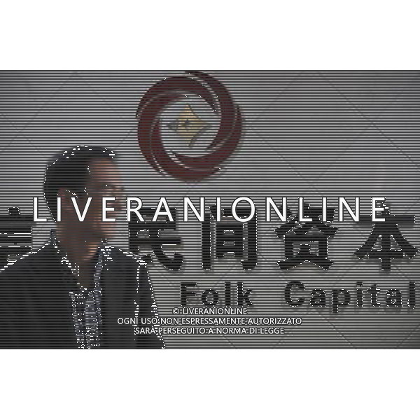 (120328) -- WENZHOU, March 28, 2012 () -- Sun Xiaoxiang, the assistant of the general management of Xintong folk capital management company, smiles as he heard about the set up of a pilot zone in Wenzhou, east China\'s Zhejiang Province, March 28, 2012. China has approved plans to set up a pilot zone in the eastern city of Wenzhou to regulate private financing activities, the State Council said Wednesday. The long-awaited decision comes as underground private financing activities in Wenzhou, a major source of funding for the nation\'s small and medium-sized business, have stirred up heated financial disputes and crime and threatened financial and economic stability. Wenzhou, a place full of vibrant business activities, said on March 27, 2012 that the city\'s biggest financial problem lies in liquidity shortage, which is rooted in distrust among companies, banks, and authorities. Wenzhou came into the spotlight earlier last year after reports of cracks appearing in its vast underground lending market and surging bankruptcies. Effectively sorting out Wenzhou\'s problems and making financing serve the real economy are not only important for the healthy development of Wenzhou, but also of great pioneering significance for financial reform and economic development throughout the nation, according to a statement released after a State Council executive meeting presided over by Premier Wen Jiabao on March 28, 2012. (/Huang Zongzhi) (zhs) ©photoshot/AGENZIA ALDO LIVERANI SAS - ITALY ONLY - Cina: Veduta della citta\' di Wenzhou, zona pilota per disciplinare le attivita\' di finanziamento privato e per le piccole e medie imprese della nazione, 27 marzo 2012