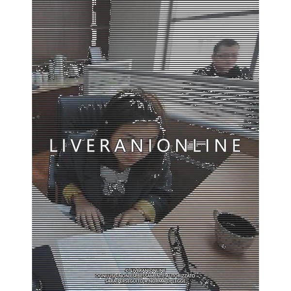 (120328) -- WENZHOU, March 28, 2012 () -- People work at the office of Xintong folk capital management company in Wenzhou, east China\'s Zhejiang Province, March 28, 2012. China has approved plans to set up a pilot zone in the eastern city of Wenzhou to regulate private financing activities, the State Council said Wednesday. The long-awaited decision comes as underground private financing activities in Wenzhou, a major source of funding for the nation\'s small and medium-sized business, have stirred up heated financial disputes and crime and threatened financial and economic stability. Wenzhou, a place full of vibrant business activities, said on March 27, 2012 that the city\'s biggest financial problem lies in liquidity shortage, which is rooted in distrust among companies, banks, and authorities. Wenzhou came into the spotlight earlier last year after reports of cracks appearing in its vast underground lending market and surging bankruptcies. Effectively sorting out Wenzhou\'s problems and making financing serve the real economy are not only important for the healthy development of Wenzhou, but also of great pioneering significance for financial reform and economic development throughout the nation, according to a statement released after a State Council executive meeting presided over by Premier Wen Jiabao on March 28, 2012. (/Wang Dingchang) (zhs) ©photoshot/AGENZIA ALDO LIVERANI SAS - ITALY ONLY - Cina: Veduta della citta\' di Wenzhou, zona pilota per disciplinare le attivita\' di finanziamento privato e per le piccole e medie imprese della nazione, 27 marzo 2012