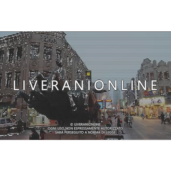 (120328) -- WENZHOU, March 28, 2012 () -- Photo taken on March 28, 2012 shows a view of Wenzhou, east China\'s Zhejiang Province. China has approved plans to set up a pilot zone in the eastern city of Wenzhou to regulate private financing activities, the State Council said Wednesday. The long-awaited decision comes as underground private financing activities in Wenzhou, a major source of funding for the nation\'s small and medium-sized business, have stirred up heated financial disputes and crime and threatened financial and economic stability. Wenzhou, a place full of vibrant business activities, said on March 27, 2012 that the city\'s biggest financial problem lies in liquidity shortage, which is rooted in distrust among companies, banks, and authorities. Wenzhou came into the spotlight earlier last year after reports of cracks appearing in its vast underground lending market and surging bankruptcies. Effectively sorting out Wenzhou\'s problems and making financing serve the real economy are not only important for the healthy development of Wenzhou, but also of great pioneering significance for financial reform and economic development throughout the nation, according to a statement released after a State Council executive meeting presided over by Premier Wen Jiabao on March 28, 2012. (/Wang Dingchang) (zhs) ©photoshot/AGENZIA ALDO LIVERANI SAS - ITALY ONLY - Cina: Veduta della citta\' di Wenzhou, zona pilota per disciplinare le attivita\' di finanziamento privato e per le piccole e medie imprese della nazione, 27 marzo 2012
