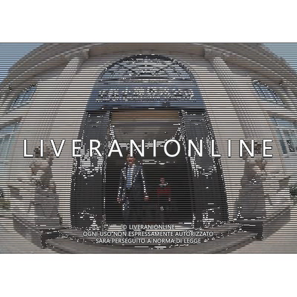 (120328) -- WENZHOU, March 28, 2012 () -- People walk out of Huafon Small-sum Loan Co., in Wenzhou, east China\'s Zhejiang Province, March 28, 2012. China has approved plans to set up a pilot zone in the eastern city of Wenzhou to regulate private financing activities, the State Council said Wednesday. The long-awaited decision comes as underground private financing activities in Wenzhou, a major source of funding for the nation\'s small and medium-sized business, have stirred up heated financial disputes and crime and threatened financial and economic stability. Wenzhou, a place full of vibrant business activities, said on March 27, 2012 that the city\'s biggest financial problem lies in liquidity shortage, which is rooted in distrust among companies, banks, and authorities. Wenzhou came into the spotlight earlier last year after reports of cracks appearing in its vast underground lending market and surging bankruptcies. Effectively sorting out Wenzhou\'s problems and making financing serve the real economy are not only important for the healthy development of Wenzhou, but also of great pioneering significance for financial reform and economic development throughout the nation, according to a statement released after a State Council executive meeting presided over by Premier Wen Jiabao on March 28, 2012. (/Wang Dingchang) (zhs) ©photoshot/AGENZIA ALDO LIVERANI SAS - ITALY ONLY - Cina: Veduta della citta\' di Wenzhou, zona pilota per disciplinare le attivita\' di finanziamento privato e per le piccole e medie imprese della nazione, 27 marzo 2012