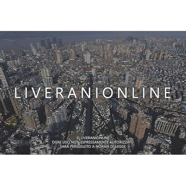 (120328) -- WENZHOU, March 28, 2012 () -- Photo taken on March 28, 2012 shows a view of Wenzhou, east China\'s Zhejiang Province. China has approved plans to set up a pilot zone in the eastern city of Wenzhou to regulate private financing activities, the State Council said Wednesday. The long-awaited decision comes as underground private financing activities in Wenzhou, a major source of funding for the nation\'s small and medium-sized business, have stirred up heated financial disputes and crime and threatened financial and economic stability. Wenzhou, a place full of vibrant business activities, said on March 27, 2012 that the city\'s biggest financial problem lies in liquidity shortage, which is rooted in distrust among companies, banks, and authorities. Wenzhou came into the spotlight earlier last year after reports of cracks appearing in its vast underground lending market and surging bankruptcies. Effectively sorting out Wenzhou\'s problems and making financing serve the real economy are not only important for the healthy development of Wenzhou, but also of great pioneering significance for financial reform and economic development throughout the nation, according to a statement released after a State Council executive meeting presided over by Premier Wen Jiabao on March 28, 2012. (/Huang Zongzhi) (zhs) ©photoshot/AGENZIA ALDO LIVERANI SAS - ITALY ONLY - Cina: Veduta della citta\' di Wenzhou, zona pilota per disciplinare le attivita\' di finanziamento privato e per le piccole e medie imprese della nazione, 27 marzo 2012