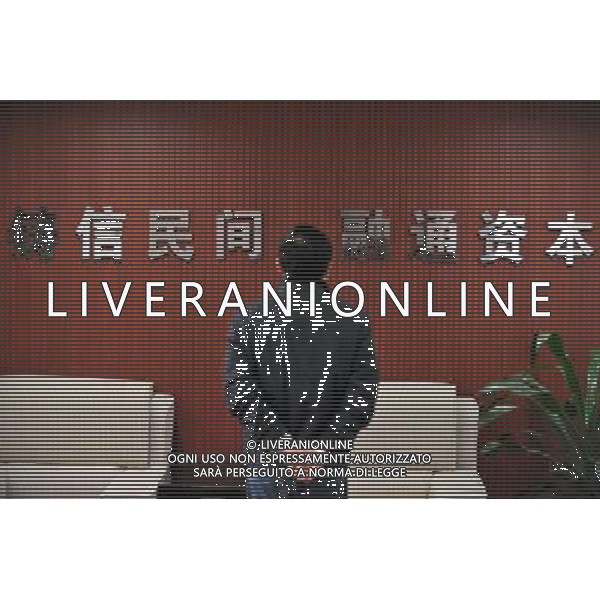 (120328) -- WENZHOU, March 28, 2012 () -- A customer is seen at Xintong folk capital management company in Wenzhou, east China\'s Zhejiang Province, March 28, 2012. China has approved plans to set up a pilot zone in the eastern city of Wenzhou to regulate private financing activities, the State Council said Wednesday. The long-awaited decision comes as underground private financing activities in Wenzhou, a major source of funding for the nation\'s small and medium-sized business, have stirred up heated financial disputes and crime and threatened financial and economic stability. Wenzhou, a place full of vibrant business activities, said on March 27, 2012 that the city\'s biggest financial problem lies in liquidity shortage, which is rooted in distrust among companies, banks, and authorities. Wenzhou came into the spotlight earlier last year after reports of cracks appearing in its vast underground lending market and surging bankruptcies. Effectively sorting out Wenzhou\'s problems and making financing serve the real economy are not only important for the healthy development of Wenzhou, but also of great pioneering significance for financial reform and economic development throughout the nation, according to a statement released after a State Council executive meeting presided over by Premier Wen Jiabao on March 28, 2012. (/Huang Zongzhi) (zhs) ©photoshot/AGENZIA ALDO LIVERANI SAS - ITALY ONLY - Cina: Veduta della citta\' di Wenzhou, zona pilota per disciplinare le attivita\' di finanziamento privato e per le piccole e medie imprese della nazione, 27 marzo 2012