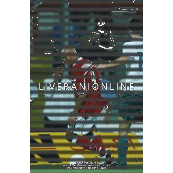 PERUGIA 12/08/2003 FINALE DI ANDATA INTERTOTO 2003 PERUGIA-WOLFSBURG NELLA FOTO:BOTHROYD ALLE PRESE CON UN AVVERSARIO* FOTO 1905/ROBERTO SETTONCE/ALDO LIVERANI S.A.S.