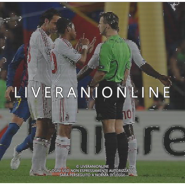 UEFA Champions League 2011/2012 Quarti di Finale Ritorno Barcellona (Spagna) - 03.04.2012 Barcellona-Milan Nella Foto: alessandro nesta, robinho e seedorf protestano con l\'arbitro kuipers /Ph.Vitez-Ag. Aldo Liverani