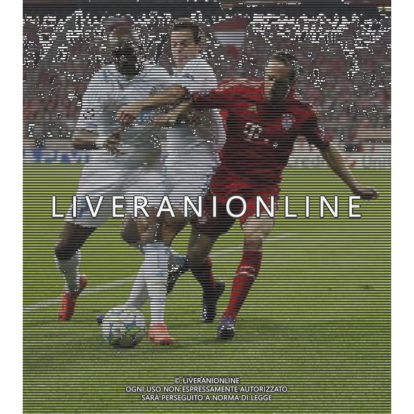 firo Fu§ball,Fussball, 03.04.2012 Uefa Champions League Saison 2011/2012 Viertelfinale, Viertelfinal - RŸckspiel Champions League, CL, FC Bayern MŸnchen, Muenchen, FCB - Olympique Marseille, 2 : 0, Zweikampf, Franck Ribery, Bayern, rechts, mitte, Cesar Azpilicueta, Olympique Marseille, links, Stephane Mbia, Olympique Marseille, $worldrightsEs gelten unsere AGB, einsehbar auf www.firosportphoto.de copyright by firo sportphoto: Coesfelder Str.207 48249 DŸlmen www.firosportphoto.de mail@firosportphoto.de (V o l k s b a n k B o c h u m - W i t t e n ) BLZ.: 430 601 29 Kt. Nr.: 341 117 100 Tel:Ê 02594 - 9916004 Fax:Ê02594 - 9916005 BAYERN MONACO MARSIGLIA ©AG ALDO LIVERANI SAS - ITALY ONLY - *** Local Caption *** .