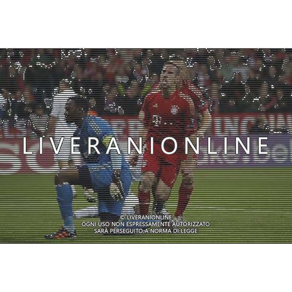 firo Fu§ball,Fussball, 03.04.2012 Uefa Champions League Saison 2011/2012 Viertelfinale, Viertelfinal - RŸckspiel Champions League, CL, FC Bayern MŸnchen, Muenchen, FCB - Olympique Marseille, 2 : 0, Jubel, jubeln, Gestik, Franck Ribery, Bayern, Ÿber Tor von Ivica Olic, Bayern, ganze Figur, Gestik, Jubel, jubeln, Gestik, Franck Ribery, Bayern, Ÿber das Tor von Ivica Olic, Bayern, Wut gegen Fans Marseille, links, Steve Mandanda, Olympique Marseille, $worldrightsEs gelten unsere AGB, einsehbar auf www.firosportphoto.de copyright by firo sportphoto: Coesfelder Str.207 48249 DŸlmen www.firosportphoto.de mail@firosportphoto.de (V o l k s b a n k B o c h u m - W i t t e n ) BLZ.: 430 601 29 Kt. Nr.: 341 117 100 Tel:Ê 02594 - 9916004 Fax:Ê02594 - 9916005 BAYERN MONACO MARSIGLIA ©AG ALDO LIVERANI SAS - ITALY ONLY - *** Local Caption *** .