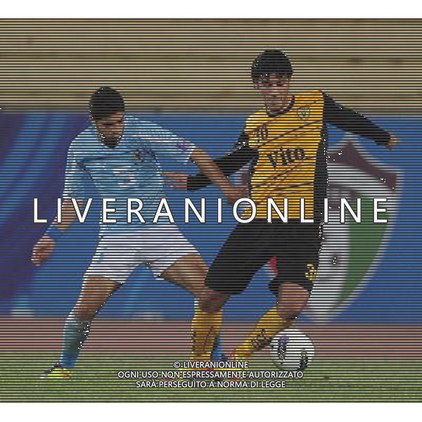 (120404) -- KUWAIT, April 4, 2012 () -- Al Suma (R) of Kuwait\'s Al Qadsia SC vies with Khail Zaid of Jordan\'s Al Faisaly SC during the AFC Cup 2012 Football match in Kuwait City, Kuwait, on April, 3, 2012. Faisaly won the match 2-1. (/Noufal Ibrahim) ©photoshot/AGENZIA ALDO LIVERANI SAS - ITALY ONLY - EDITORIAL USE ONLY