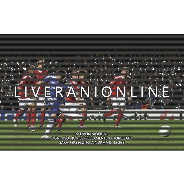 Chelsea\'s Frank Lampard scores from penalty Football - Champions League Quarter Final Second Leg - Chelsea v Benfica - Wednesday 3rd April 2012 - Stamford Bridge - London © CameraSport - 43 Linden Ave. Countesthorpe. Leicester. England. LE8 5PG - Tel: +44 (0) 116 277 4147 - admin@camerasport.com - www.camerasport.com QUARTI DI RITORNO DI CHAMPIONS LEAGUE CHELSEA - BENFICA ALDO LIVERANI SAS ITALY ONLY *** Local Caption *** .