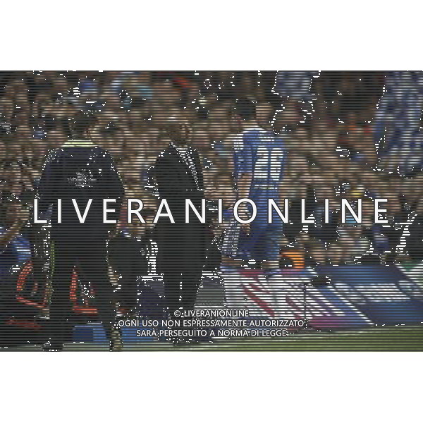 Chelsea\'s John Terry is substituted and shakes hand with Chelsea\'s Manager Roberto Di Matteo Football - Champions League Quarter Final Second Leg - Chelsea v Benfica - Wednesday 3rd April 2012 - Stamford Bridge - London © CameraSport - 43 Linden Ave. Countesthorpe. Leicester. England. LE8 5PG - Tel: +44 (0) 116 277 4147 - admin@camerasport.com - www.camerasport.com QUARTI DI RITORNO DI CHAMPIONS LEAGUE CHELSEA - BENFICA ALDO LIVERANI SAS ITALY ONLY *** Local Caption *** .