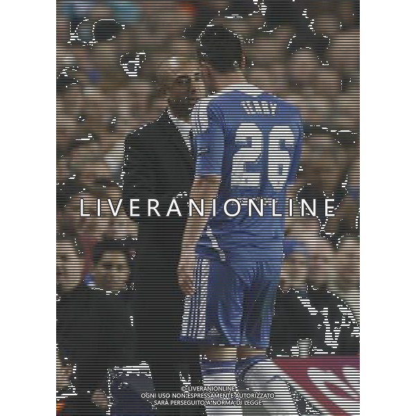 Chelsea\'s John Terry is substituted and shakes hand with Chelsea\'s Manager Roberto Di Matteo Football - Champions League Quarter Final Second Leg - Chelsea v Benfica - Wednesday 3rd April 2012 - Stamford Bridge - London © CameraSport - 43 Linden Ave. Countesthorpe. Leicester. England. LE8 5PG - Tel: +44 (0) 116 277 4147 - admin@camerasport.com - www.camerasport.com QUARTI DI RITORNO DI CHAMPIONS LEAGUE CHELSEA - BENFICA ALDO LIVERANI SAS ITALY ONLY *** Local Caption *** .