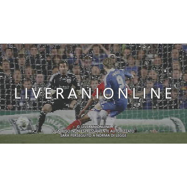 Chelsea\'s Fernando Torres shoots on goal Football - Champions League Quarter Final Second Leg - Chelsea v Benfica - Wednesday 3rd April 2012 - Stamford Bridge - London © CameraSport - 43 Linden Ave. Countesthorpe. Leicester. England. LE8 5PG - Tel: +44 (0) 116 277 4147 - admin@camerasport.com - www.camerasport.com QUARTI DI RITORNO DI CHAMPIONS LEAGUE CHELSEA - BENFICA ALDO LIVERANI SAS ITALY ONLY *** Local Caption *** .