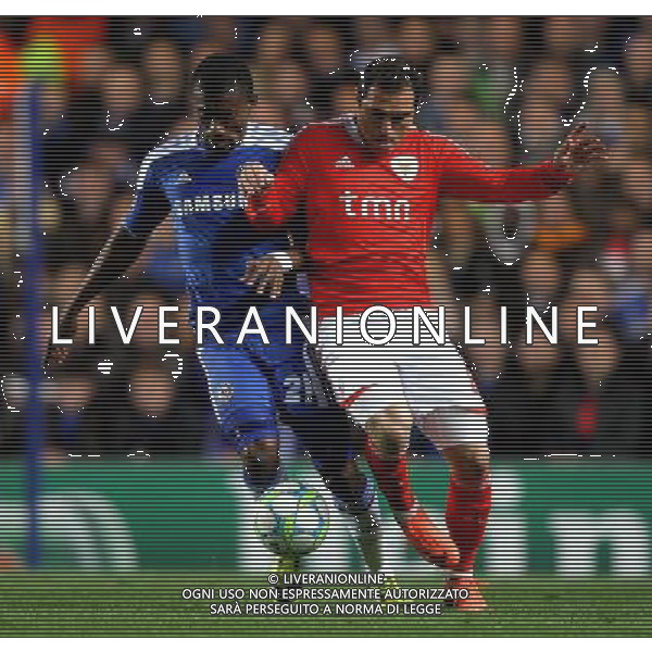 Chelsea\'s Salomon Kalou battles with Benfica\'s Bruno Cesar Champions League Quarter Final Second Leg - Chelsea v Benfica - Wednesday 3rd April 2012 - Stamford Bridge - London © CameraSport - 43 Linden Ave. Countesthorpe. Leicester. England. LE8 5PG - Tel: +44 (0) 116 277 4147 - admin@camerasport.com - www.camerasport.com QUARTI DI RITORNO DI CHAMPIONS LEAGUE CHELSEA - BENFICA ALDO LIVERANI SAS ITALY ONLY *** Local Caption *** .