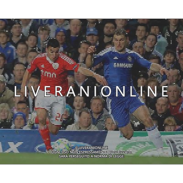 Benfica\'s Nicolas Gaitan battles with Chelsea\'s Branislav Ivanovic Champions League Quarter Final Second Leg - Chelsea v Benfica - Wednesday 3rd April 2012 - Stamford Bridge - London © CameraSport - 43 Linden Ave. Countesthorpe. Leicester. England. LE8 5PG - Tel: +44 (0) 116 277 4147 - admin@camerasport.com - www.camerasport.com QUARTI DI RITORNO DI CHAMPIONS LEAGUE CHELSEA - BENFICA ALDO LIVERANI SAS ITALY ONLY *** Local Caption *** .
