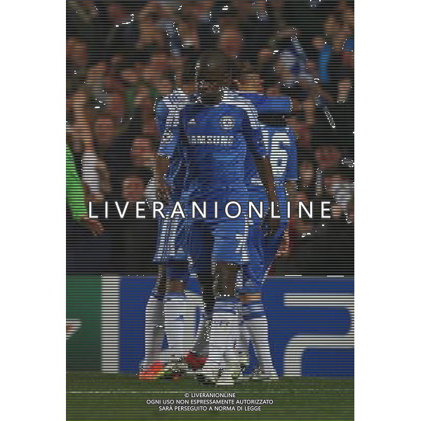 Chelsea\'s Ramires looks relieved as team mate Raul Meireles is mobbed by fellow Chelsea players as they celebrate his and Chelsea\'s second and decisive goal during his side\'s Champion\'s League quarter-final second leg clash against Benfica at Stamford Bridge in west London. Photo date: Tuesday April 4, 2012. Photo credit: Johnny Green ©photoshot/AGENZIA ALDO LIVERANI SAS - ITALY ONLY - Chelsea - Benfica quarti di finale UEFA Champions League gara di ritorno a Stamford Bridge il 4 aprile 2012 a Londra