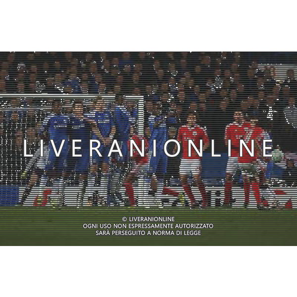 Benfica\'s Pablo Aimar takes a free-kick during his side\'s Champion\'s League quarter-final second leg clash against Chelsea at Stamford Bridge in west London. Photo date: Tuesday April 4, 2012. Photo credit: Johnny Green ©photoshot/AGENZIA ALDO LIVERANI SAS - ITALY ONLY - Chelsea - Benfica quarti di finale UEFA Champions League gara di ritorno a Stamford Bridge il 4 aprile 2012 a Londra
