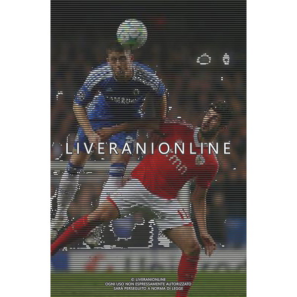 Chelsea\'s Gary Cahill is first to the ball ahead of Benfica\'s Nelson Oliveira during his side\'s Champion\'s League quarter-final second leg clash against Benfica at Stamford Bridge in west London. Photo date: Tuesday April 4, 2012. Photo credit: Johnny Green ©photoshot/AGENZIA ALDO LIVERANI SAS - ITALY ONLY - Chelsea - Benfica quarti di finale UEFA Champions League gara di ritorno a Stamford Bridge il 4 aprile 2012 a Londra