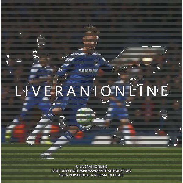 Chelsea\'s Raul Meireles collects the ball before scoring Chelsea\'s second and decisive goal during his side\'s Champion\'s League quarter-final second leg clash against Benfica at Stamford Bridge in west London. Photo date: Tuesday April 4, 2012. Photo credit: Johnny Green ©photoshot/AGENZIA ALDO LIVERANI SAS - ITALY ONLY - Chelsea - Benfica quarti di finale UEFA Champions League gara di ritorno a Stamford Bridge il 4 aprile 2012 a Londra