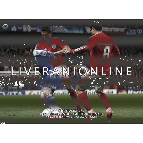 Chelsea\'s Juan Mata evades the attentions of both Nemanja Matic and Bruno Cesar during his side\'s Champion\'s League quarter-final second leg clash against Benfica at Stamford Bridge in west London. Photo date: Tuesday April 4, 2012. Photo credit: Johnny Green ©photoshot/AGENZIA ALDO LIVERANI SAS - ITALY ONLY - Chelsea - Benfica quarti di finale UEFA Champions League gara di ritorno a Stamford Bridge il 4 aprile 2012 a Londra