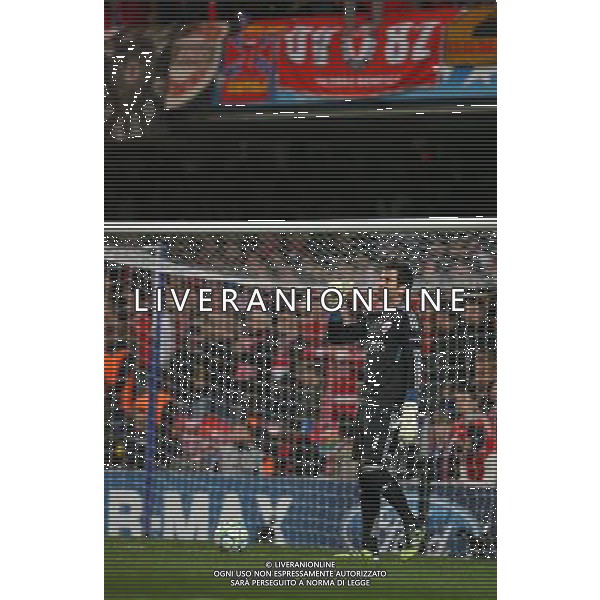 Benfica\'s goalkeeper in action Artur during his side\'s Champion\'s League quarter-final second leg clash against Chelsea at Stamford Bridge in west London. Photo date: Tuesday April 4, 2012. Photo credit: Johnny Green ©photoshot/AGENZIA ALDO LIVERANI SAS - ITALY ONLY - Chelsea - Benfica quarti di finale UEFA Champions League gara di ritorno a Stamford Bridge il 4 aprile 2012 a Londra