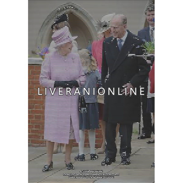 The Queen and Prince Phillip at the Easter Sunday Royal service at the St George\'s Chapel, Windsor Castle, Windsor, Berkshire, England 8th April 2012 picture by Marc Larkin/Photoshot ©photoshot/Agenzia Aldo Liverani Sas - ITALY ONLY - REALI INGLESI: Domenica di Pasqua Royal Service 2012 alla Cappella di San Giorgio, Castello di Windsor, Windsor, Berkshire, Inghilterra, 8 aprile 2012