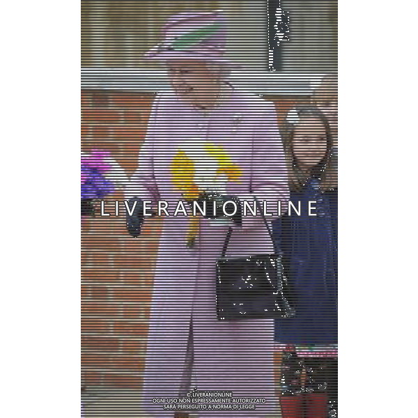 The Queen at the Easter Sunday Royal service at the St George\'s Chapel, Windsor Castle, Windsor, Berkshire, England 8th April 2012 picture by Marc Larkin/Photoshot ©photoshot/Agenzia Aldo Liverani Sas - ITALY ONLY - REALI INGLESI: Domenica di Pasqua Royal Service 2012 alla Cappella di San Giorgio, Castello di Windsor, Windsor, Berkshire, Inghilterra, 8 aprile 2012