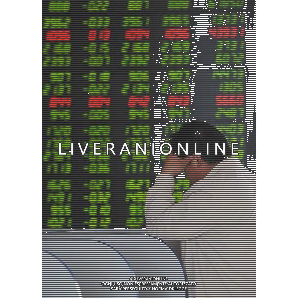 (120409) -- FUYANG, April 9, 2012 () -- An investor follows the stock market in a stock trading hall in Fuyang City, east China\'s Anhui Province, April 9, 2012. Chinese stocks closed lower on Monday, with the benchmark Shanghai Composite Index on the Shanghai Stock Exchange closing at 2,285.78 points, down 20.78 points, or 0.90 percent, from the previous close, and the Shenzhen Component Index on the Shenzhen Stock Exchange losing 75.28 points, or 0.77 percent, to close at 9,710.91. (/Lu Qijian) (llp) /ALDO LIVERANI SAS - ITALY ONLY - EDITORIAL USE ONLY