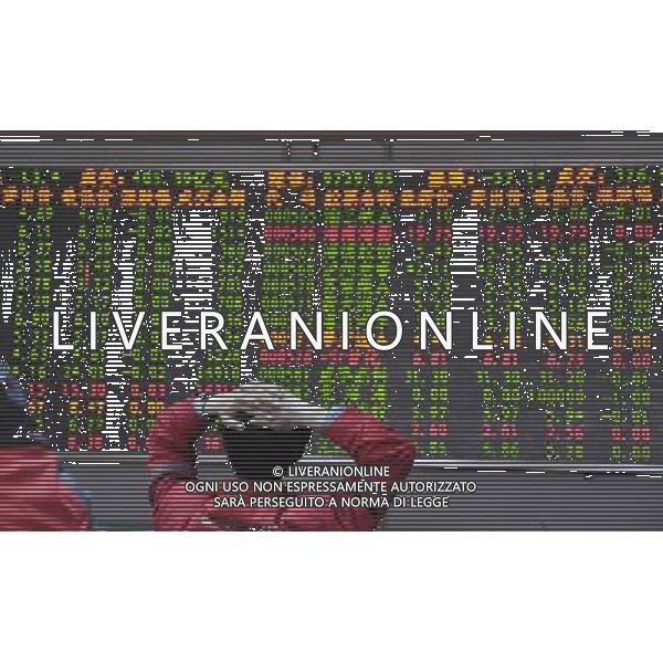 (120409) -- QINGDAO, April 9, 2012 () -- An investor follows the stock market in a stock trading hall in Qingdao, east China\'s Shandong Province, April 9, 2012. Chinese stocks closed lower on Monday, with the benchmark Shanghai Composite Index on the Shanghai Stock Exchange closing at 2,285.78 points, down 20.78 points, or 0.90 percent, from the previous close, and the Shenzhen Component Index on the Shenzhen Stock Exchange losing 75.28 points, or 0.77 percent, to close at 9,710.91. (/Huang Jiexian) (llp) /ALDO LIVERANI SAS - ITALY ONLY - EDITORIAL USE ONLY