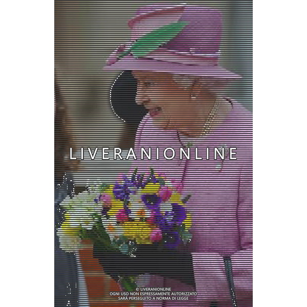 Britain\'s Queen Elizabeth leaves Saint George\'s Chapel in Windsor Castle after attending the Easter Mattins Service on April 8, 2012. ©photoshot/AGENZIA ALDO LIVERANI SAS - ITALY ONLY - REALI INGLESI: Domenica di Pasqua Royal Service 2012 alla Cappella di San Giorgio, Castello di Windsor, Windsor, Berkshire, Inghilterra