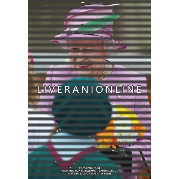 Britain\'s Queen Elizabeth leaves Saint George\'s Chapel in Windsor Castle after attending the Easter Mattins Service on April 8, 2012. ©photoshot/AGENZIA ALDO LIVERANI SAS - ITALY ONLY - REALI INGLESI: Domenica di Pasqua Royal Service 2012 alla Cappella di San Giorgio, Castello di Windsor, Windsor, Berkshire, Inghilterra