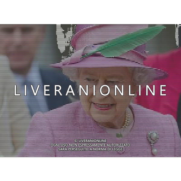 Britain\'s Queen Elizabeth leaves Saint George\'s Chapel in Windsor Castle after attending the Easter Mattins Service on April 8, 2012. ©photoshot/AGENZIA ALDO LIVERANI SAS - ITALY ONLY - REALI INGLESI: Domenica di Pasqua Royal Service 2012 alla Cappella di San Giorgio, Castello di Windsor, Windsor, Berkshire, Inghilterra