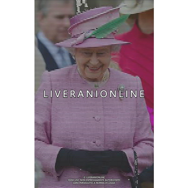 Britain\'s Queen Elizabeth leaves Saint George\'s Chapel in Windsor Castle after attending the Easter Mattins Service on April 8, 2012. ©photoshot/AGENZIA ALDO LIVERANI SAS - ITALY ONLY - REALI INGLESI: Domenica di Pasqua Royal Service 2012 alla Cappella di San Giorgio, Castello di Windsor, Windsor, Berkshire, Inghilterra