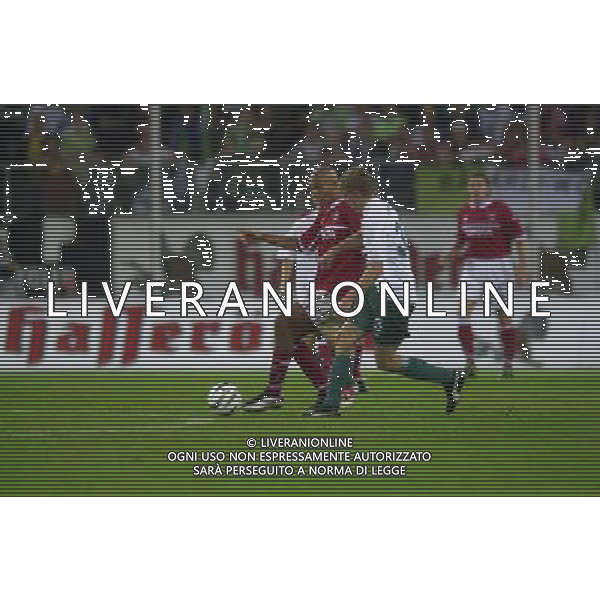 WOLFSBURG (GERMANIA) 26/08/2003 FINALE DI RITORNO INTERTOTO 2003 WOLFSBURG-PERUGIA NELLA FOTO:BOTHROYD CERCA DI FARSI LARGO FRA DUE AVVERSARI* FOTO 1905/ROBERTO SETTONCE/ALDO LIVERANI S.A.S.