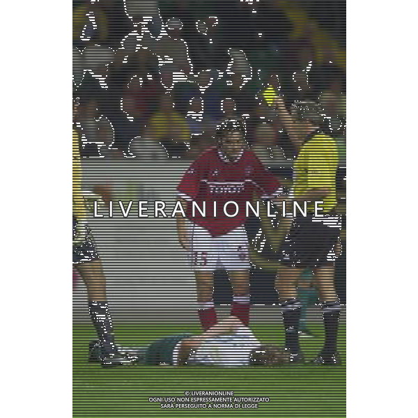 WOLFSBURG (GERMANIA) 26/08/2003 FINALE DI RITORNO INTERTOTO 2003 WOLFSBURG-PERUGIA NELLA FOTO:IL PERUGINO VRYZAS VIENE AMMONITO* FOTO 1905/ROBERTO SETTONCE/ALDO LIVERANI S.A.S.