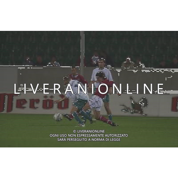 WOLFSBURG (GERMANIA) 26/08/2003 FINALE DI RITORNO INTERTOTO 2003 WOLFSBURG-PERUGIA NELLA FOTO:LOMPOUTIS INTERCETTA UN PALLONE DESTINATO A D\'ALESSANDRO* FOTO 1905/ROBERTO SETTONCE/ALDO LIVERANI S.A.S.