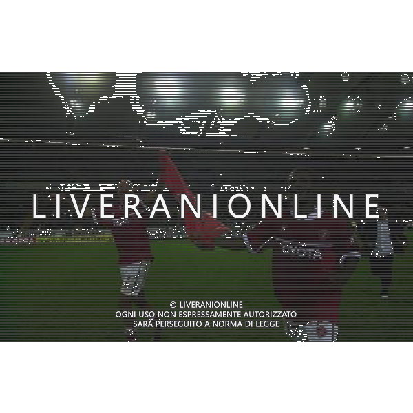WOLFSBURG (GERMANIA) 26/08/2003 FINALE DI RITORNO INTERTOTO 2003 WOLFSBURG-PERUGIA NELLA FOTO:BOTHROYD ED OBODO OCN LA BANDIERA DEL PERUGIA* FOTO 1905/ROBERTO SETTONCE/ALDO LIVERANI S.A.S.