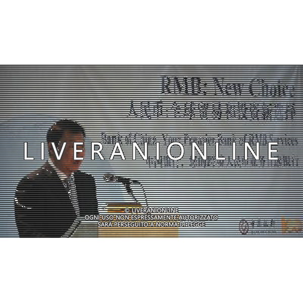 (120410) -- VANCOUVER, April 10, 2012 () -- Yue Yi, Executive Vice President of Bank of China (BOC), delivers a keynote presentation in Vancouver, Canada, April 9, 2012. BOC held a conference entitled RMB: New Choice, introducing the bank\'s cross-border RMB business to the financial and industrial communities in Canada. (/Ma Xiaocheng)(axy) ©photoshot/AGENZIA ALDO LIVERANI SAS - ITALY ONLY - Yue Yi, Vice Presidente esecutivo della Banca della Cina (BOC), a Vancouver, Canada, 9 aprile 2012.