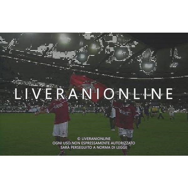 WOLFSBURG (GERMANIA) 26/08/2003 FINALE DI RITORNO INTERTOTO 2003 WOLFSBURG-PERUGIA NELLA FOTO:BOTHROYD ED OBODO CON LA BANDIERA DEL PERUGIA* FOTO 1905/ROBERTO SETTONCE/ALDO LIVERANI S.A.S.