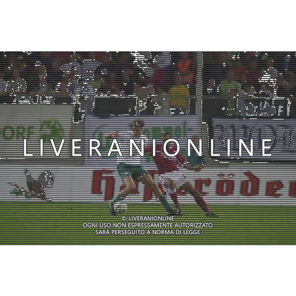 WOLFSBURG (GERMANIA) 26/08/2003 FINALE DI RITORNO INTERTOTO 2003 WOLFSBURG-PERUGIA NELLA FOTO:ALIOUI CERCA DI BLOCCARE UN AVVERSARIO* FOTO 1905/ROBERTO SETTONCE/ALDO LIVERANI S.A.S.