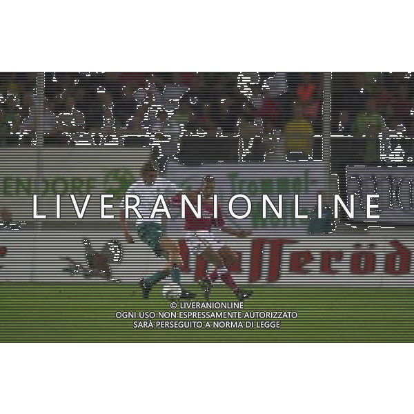 WOLFSBURG (GERMANIA) 26/08/2003 FINALE DI RITORNO INTERTOTO 2003 WOLFSBURG-PERUGIA NELLA FOTO:ALIOUI BLOCCA UN SUO AVVERSARIO* FOTO 1905/ROBERTO SETTONCE/ALDO LIVERANI S.A.S.