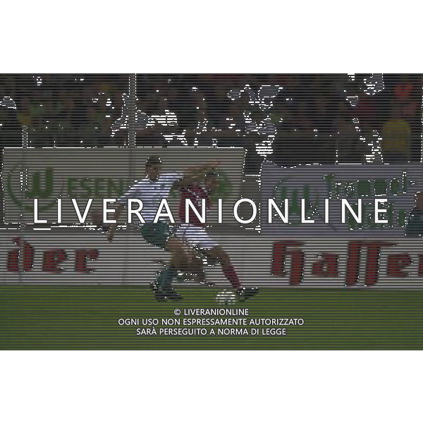 WOLFSBURG (GERMANIA) 26/08/2003 FINALE DI RITORNO INTERTOTO 2003 WOLFSBURG-PERUGIA NELLA FOTO:ALIOUI ALLE PRESE CON UN AVVERSARIO* FOTO 1905/ROBERTO SETTONCE/ALDO LIVERANI S.A.S.