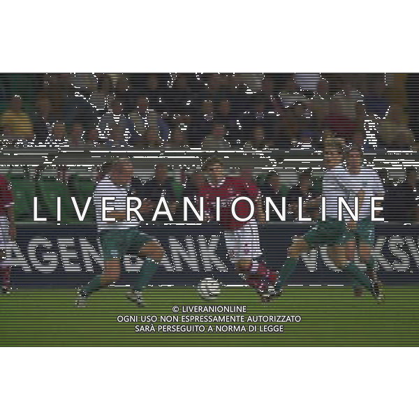 WOLFSBURG (GERMANIA) 26/08/2003 FINALE DI RITORNO INTERTOTO 2003 WOLFSBURG-PERUGIA NELLA FOTO:BERRETTONI IN ATTESA FRA DUE AVVERSARI* FOTO 1905/ROBERTO SETTONCE/ALDO LIVERANI S.A.S.
