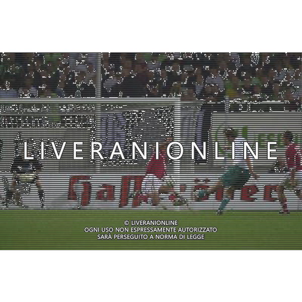 WOLFSBURG (GERMANIA) 26/08/2003 FINALE DI RITORNO INTERTOTO 2003 WOLFSBURG-PERUGIA NELLA FOTO:ALIOUI INTERCETTA UN TIRO DI MULLER* FOTO 1905/ROBERTO SETTONCE/ALDO LIVERANI S.A.S.