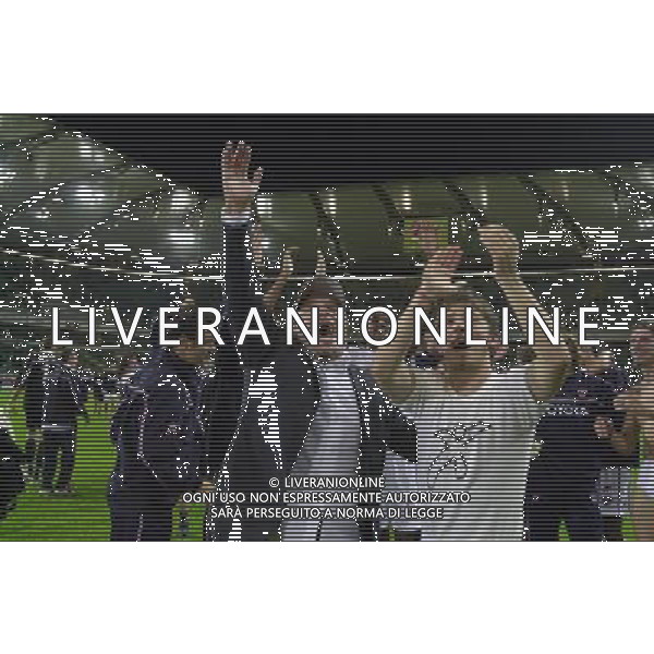 WOLFSBURG (GERMANIA) 26/08/2003 FINALE DI RITORNO INTERTOTO 2003 WOLFSBURG-PERUGIA NELLA FOTO:COSMI E GATTI SOTTO LA CURVA DEI TIFOSI* FOTO 1905/ROBERTO SETTONCE/ALDO LIVERANI S.A.S.