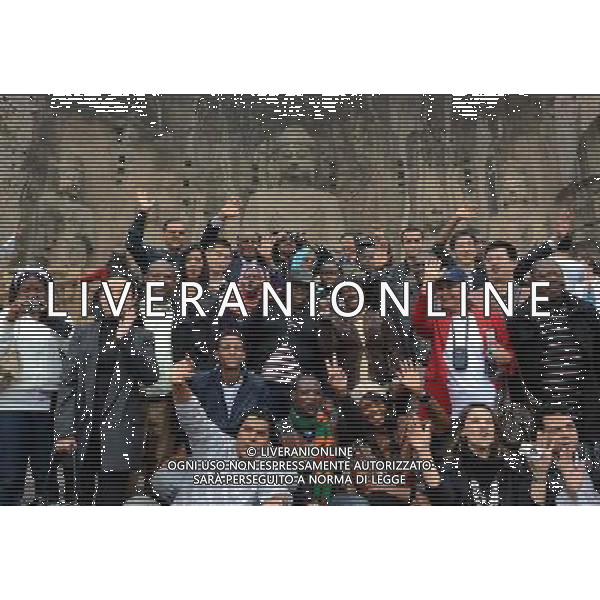 (120411) -- LUOYANG, April 11, 2012 () -- A group of African tourists pose for a photo at the Longmen Grottoes in Luoyang, central China\'s Henan Province, April 11, 2012. As Spring falls, many tourists came to visit Longmen Grottoes, one of the finest examples of Chinese Buddhist art. (/Wang Song) (zhs) ©photoshot/AGENZIA ALDO LIVERANI SAS - ITALY ONLY - Turisti visitano le Grotte di Longmen a Luoyang, uno dei migliori esempi di arte buddhista cinese nella Cina centrale della provincia di Henan, 11 aprile 2012.