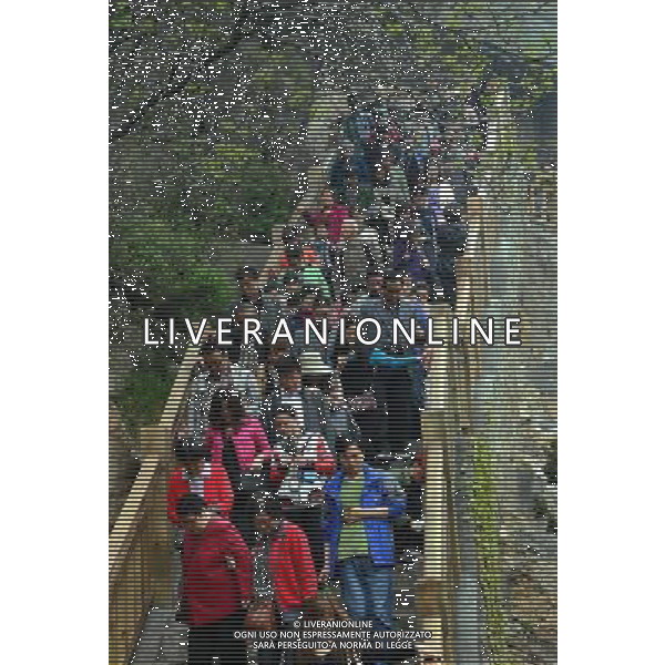 (120411) -- LUOYANG, April 11, 2012 () -- Tourists enjoy themselves at the Longmen Grottoes in Luoyang, central China\'s Henan Province, April 11, 2012. As Spring falls, many tourists came to visit Longmen Grottoes, one of the finest examples of Chinese Buddhist art. (/Wang Song) (zhs) ©photoshot/AGENZIA ALDO LIVERANI SAS - ITALY ONLY - Turisti visitano le Grotte di Longmen a Luoyang, uno dei migliori esempi di arte buddhista cinese nella Cina centrale della provincia di Henan, 11 aprile 2012.