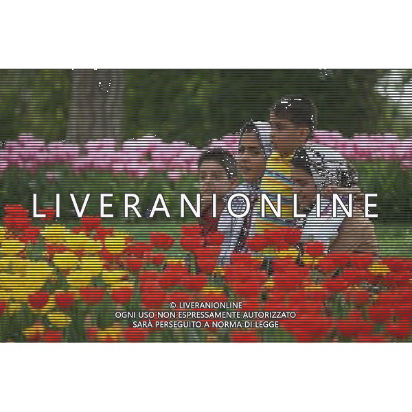 (120412) -- TEHRAN, April 12, 2012 () -- Iranian children are seen near flowers at a park in Tehran, Iran, on April 12, 2012. Spring flowers blossom here as the temperature keeps rising recently. (/Ahmad Halabisaz) ©photoshot/AGENZIA ALDO LIVERANI SAS - ITALY ONLY - La gente cammina in un parco di Teheran, ricoperto da fiori di primavera dopo le alte temperature in Iran, 12 aprile 2012.