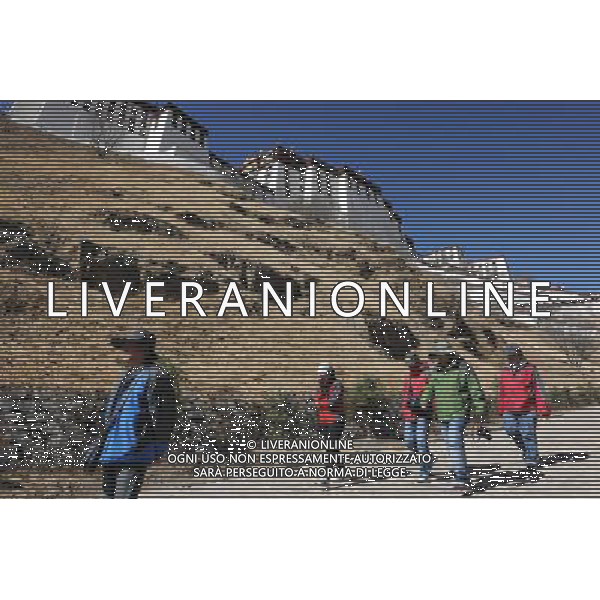 (120412) -- LHASA, April 12, 2012 () -- Tourists walk at the foot of the Potala Palace in Lhasa, southwest China\'s Tibet Autonomous Region, April 12, 2012. The Potala Palace will extend its opening hours during the rush season to meet tourists\' demand, the palace\'s administration said recently. (/Wen Tao) (llp) ©photoshot/AGENZIA ALDO LIVERANI SAS - ITALY ONLY - Il Palazzo Potala a Lhasa, ampliera\' gli orari di apertura durante la stagione di punta per soddisfare la domanda dei turisti Cina sud-occidentale della Regione autonoma del Tibet, 12 aprile 2012.