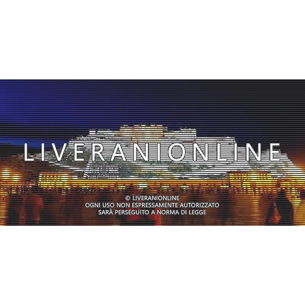 (120412) -- LHASA, April 12, 2012 () -- Photo taken on April 9, 2012 shows a night view of the Potala Palace in Lhasa, southwest China\'s Tibet Autonomous Region. The Potala Palace will extend its opening hours during the rush season to meet tourists\' demand, the palace\'s administration said recently. (/Wen Tao) (llp) ©photoshot/AGENZIA ALDO LIVERANI SAS - ITALY ONLY - Il Palazzo Potala a Lhasa, ampliera\' gli orari di apertura durante la stagione di punta per soddisfare la domanda dei turisti Cina sud-occidentale della Regione autonoma del Tibet, 12 aprile 2012.