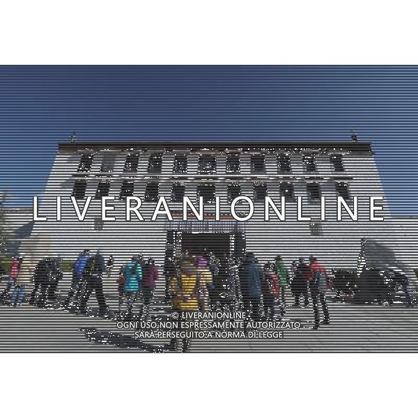 (120412) -- LHASA, April 12, 2012 () -- Tourists enter the Potala Palace in Lhasa, southwest China\'s Tibet Autonomous Region, April 12, 2012. The Potala Palace will extend its opening hours during the rush season to meet tourists\' demand, the palace\'s administration said recently. (/Wen Tao) (llp) ©photoshot/AGENZIA ALDO LIVERANI SAS - ITALY ONLY - Il Palazzo Potala a Lhasa, ampliera\' gli orari di apertura durante la stagione di punta per soddisfare la domanda dei turisti Cina sud-occidentale della Regione autonoma del Tibet, 12 aprile 2012.